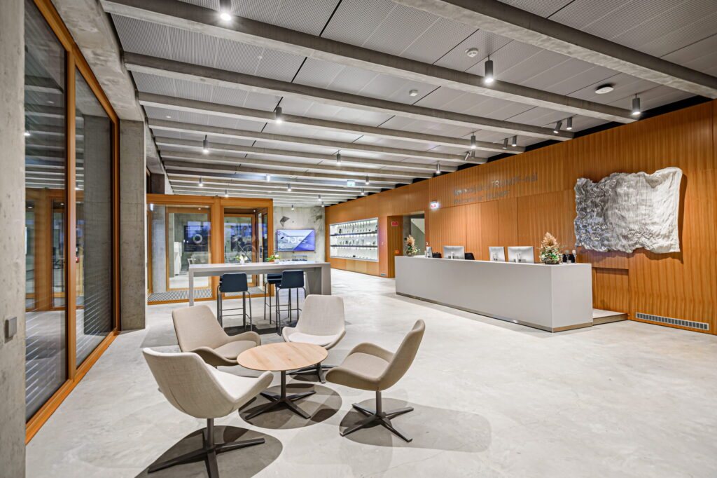 Reception area of TRUMPF Hungary in Gödöllő with armchairs and a wall artwork