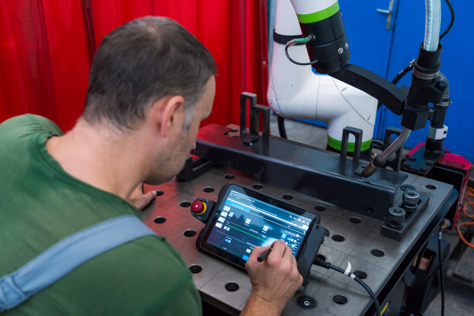 Programming a collaborative welding robot from a tablet