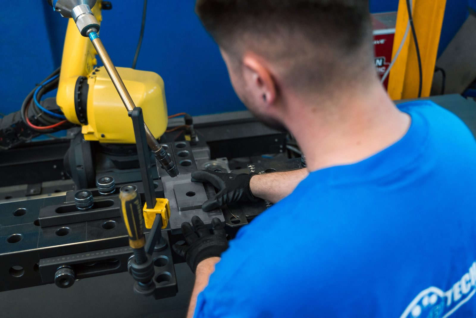 Clamping a workpiece in the welding robot's fixture