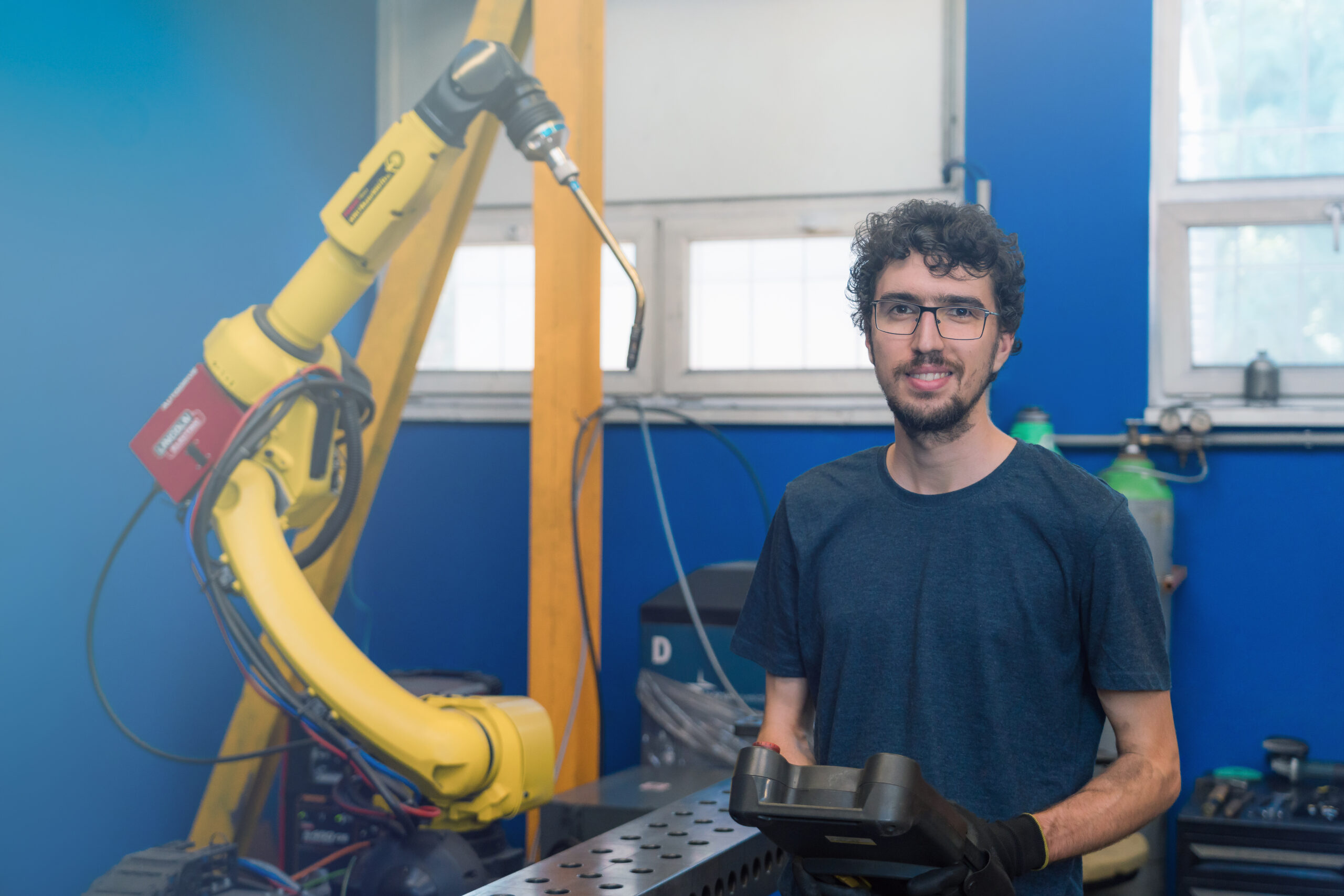 Hegesztő munkatárs a FANUC robotcella előtt