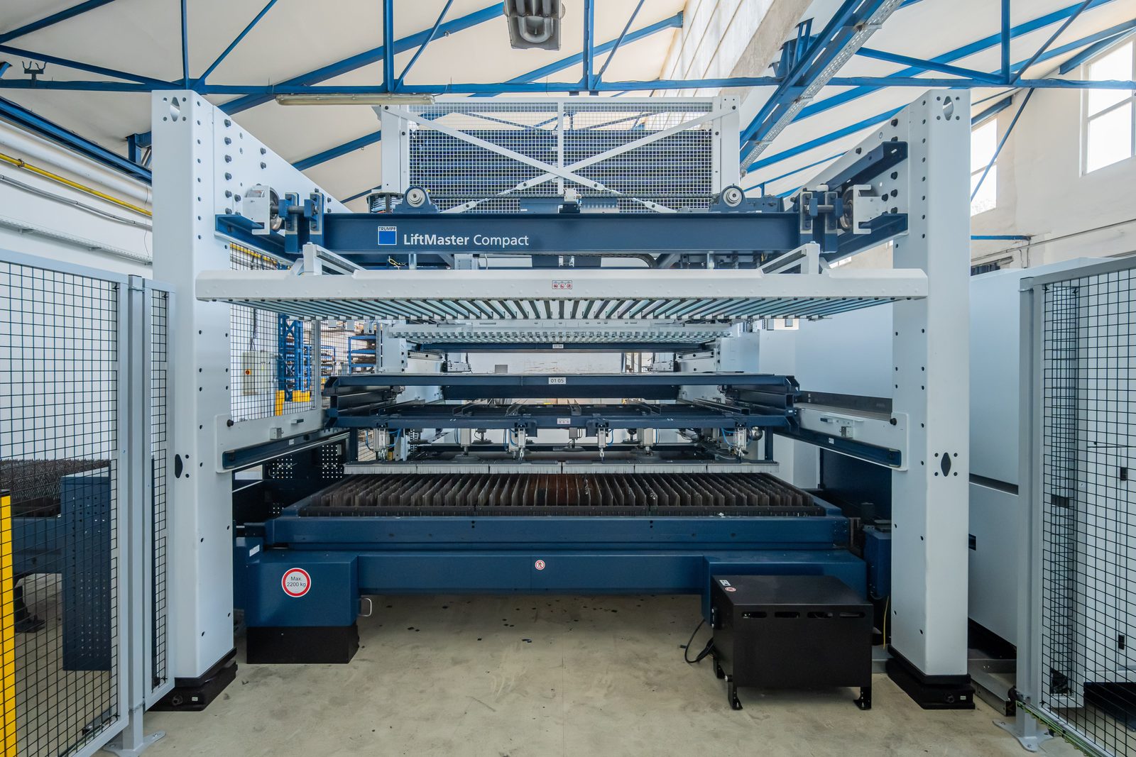 TRUMPF LiftMaster Compact Entladesystem über der Palette der Laseranlage