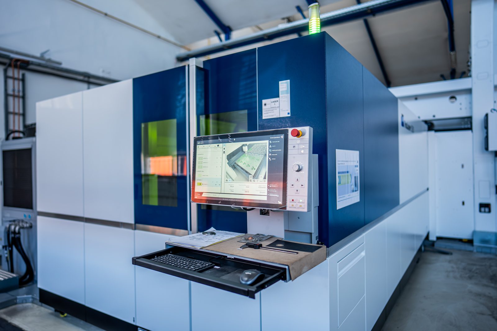 A TRUMPF TruLaser 5030 kezelőpultja a géppel
