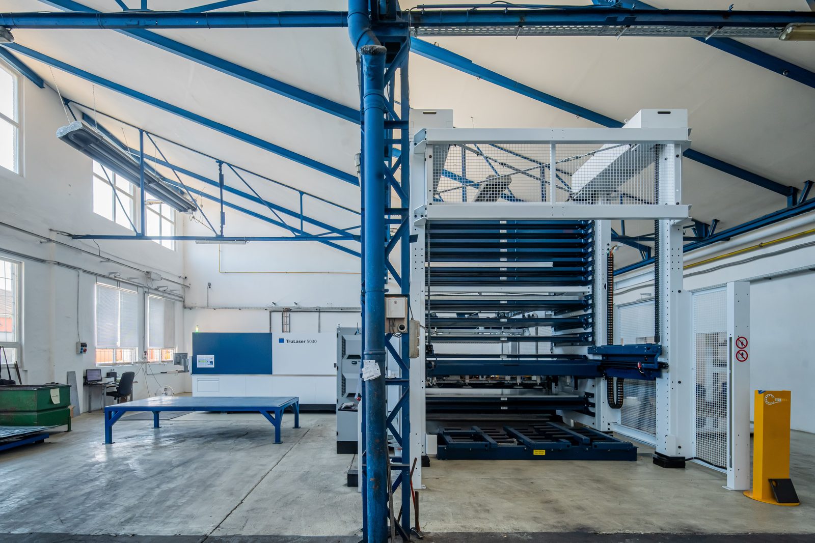 TRUMPF TruStore automatischer Materialturm neben der Laserschneidanlage