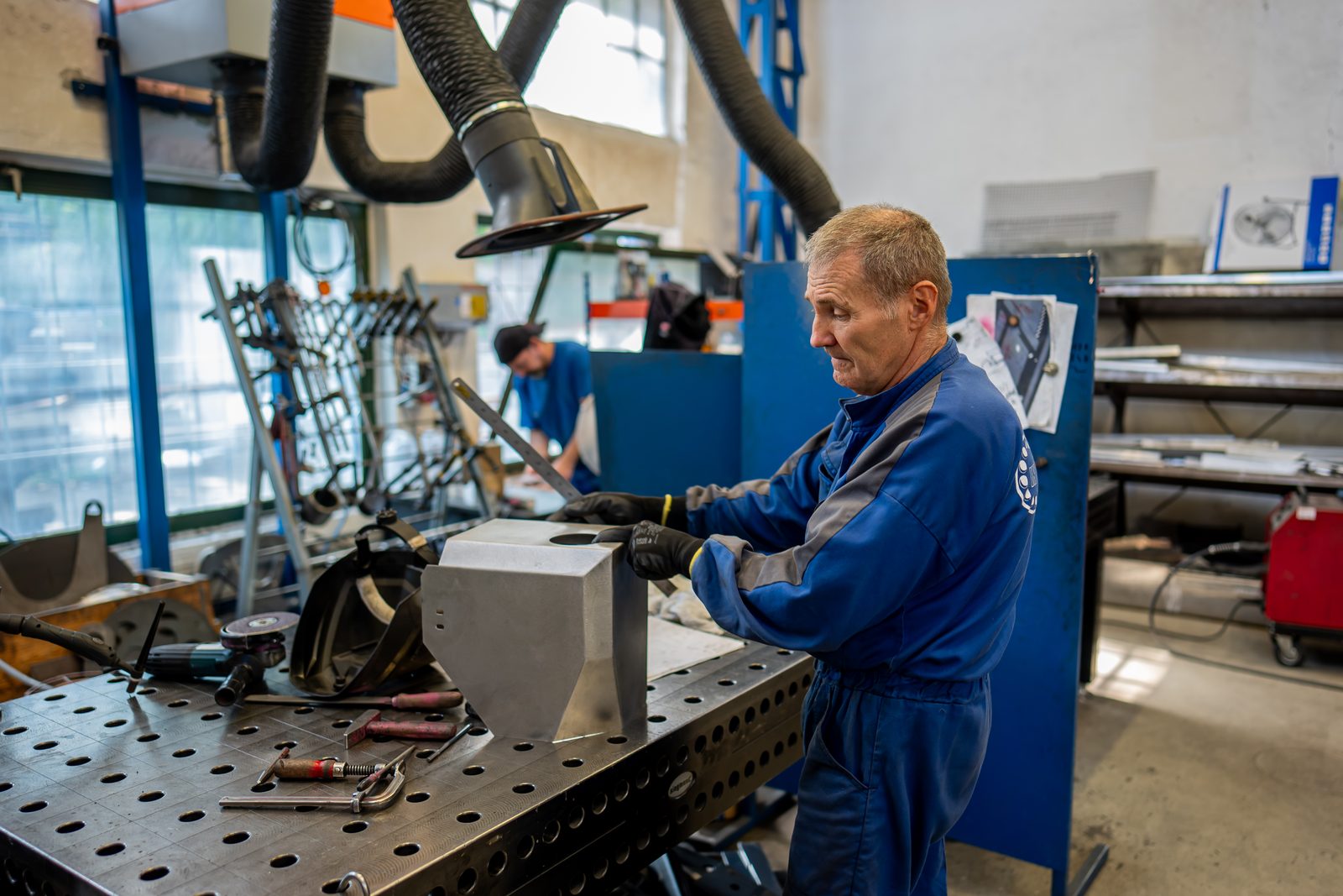 Dimensional check of a welded workpiece on the welding table